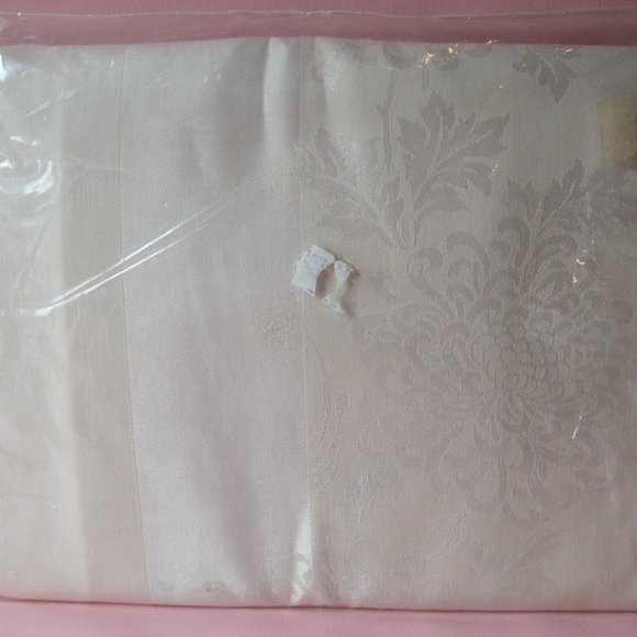 Imported Damask Tablecloth Chrysanthemum Pattern, 60" x 122", Cream Color. - Picture 4 of 4